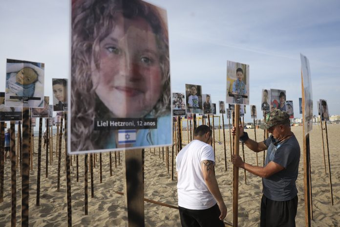 Activistas levantan en playa de Copacabana un
