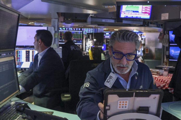 Wall Street cierra en rojo en medio de tensiones geopolíticas y resultados de bancos