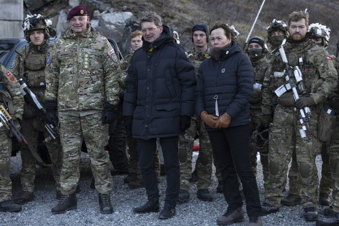 El Gobierno groenlandés dice que la presencia militar es la "nueva normalidad" en la isla