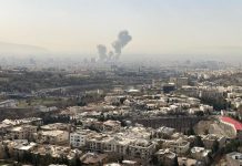 EE.UU. e Israel bombardean sedes del gobierno de Irán, y Teherán responde con ataques en toda la región