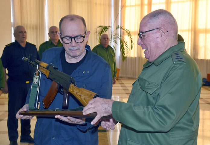El Gobierno de Cuba entrega un fusil AKM a Silvio Rodríguez "para defender la Patria"