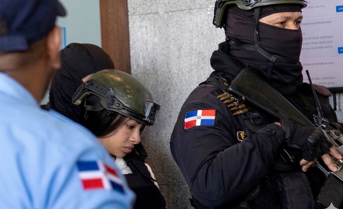 Dejan en libertad a la cantante Yailin La Más Viral tras arresto por porte de armas