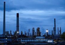 El brent baja un leve 0,33 % tras las contradictorias señales de Trump