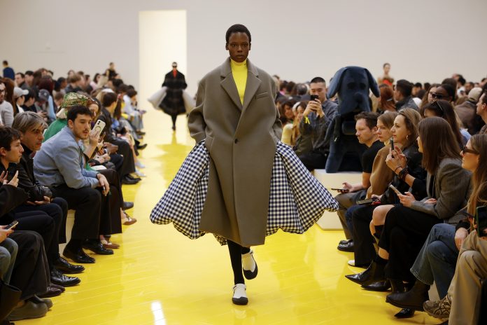 Loewe se echa al mar en la semana parisina de 'prêt-à-porter'