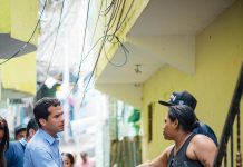 Omar Fernández asiste afectados por lluvias