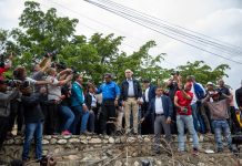 Presidente Abinader recorre sector Nuevo Amanecer de Los Alcarrizos y garantiza asistencia del Gobierno a familias afectadas