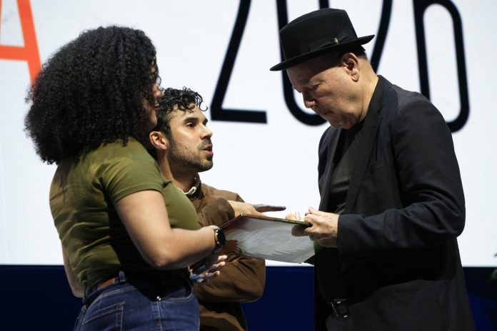 Las maracas salseras y un manuscrito, el legado de Rubén Blades para la Caja de Las Letras