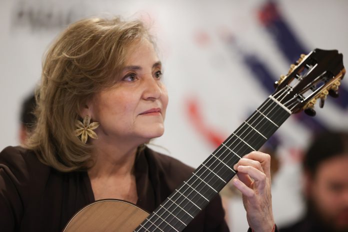 La música enseña a los seres humanos a ser sociales, dice la guitarrista Berta Rojas