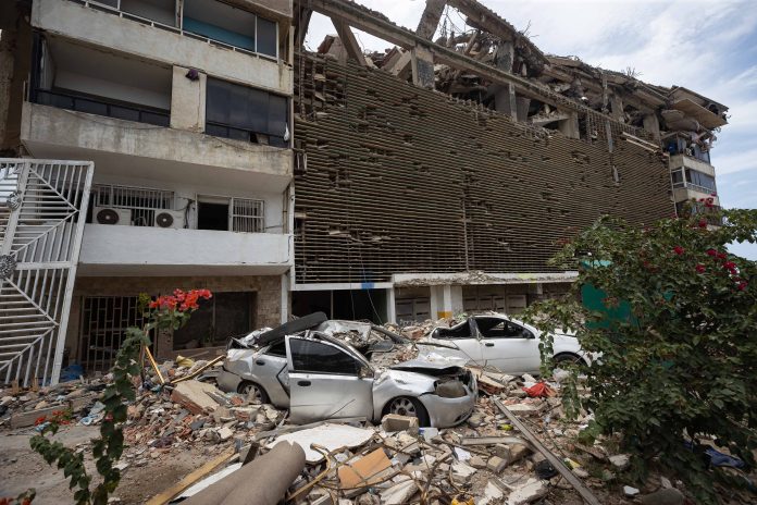 Familias piden no demoler los edificios sin sacar los cuerpos tras terremoto en Venezuela