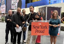 Exposición en Times Square reivindica contribuciones de inmigrantes ante ataques de Trump