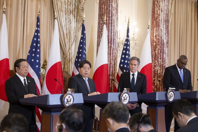 EE.UU. y Japón acuerdan expandir su cooperación militar ante el "desafío" chino
