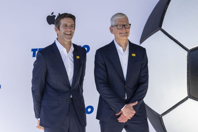 John Ternus sucede mañana a Tim Cook al frente de Apple para liderar la era de la IA